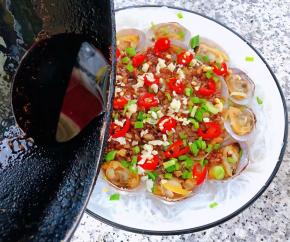 撒上香葱和小红辣椒锅中倒入油加热后立即淋在蒜蓉上面瞬间满屋飘香