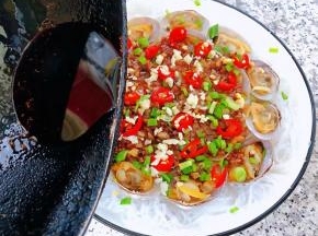 撒上香葱和小红辣椒锅中倒入油加热后立即淋在蒜蓉上面瞬间满屋飘香