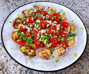 诱人可口的蒜蓉粉丝蒸花蛤就大功告成了