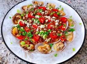 诱人可口的蒜蓉粉丝蒸花蛤就大功告成了