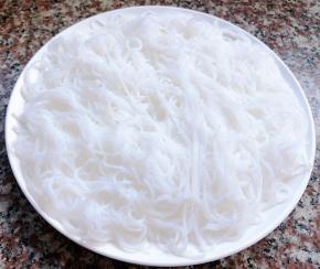 粉丝在开水中煮至七分熟后立即放入冷水中过凉后沥干水份