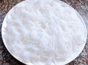 粉丝在开水中煮至七分熟后立即放入冷水中过凉后沥干水份