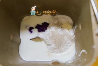 紫薯先提前煮熟，凉透以后把所有的饼皮材料全部加入面包机，然后用mix键揉20分钟