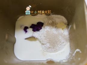 紫薯先提前煮熟，凉透以后把所有的饼皮材料全部加入面包机，然后用mix键揉20分钟