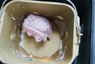 20分钟揉好是这样光滑的面团，我们在揉面的同时去处理夹馅