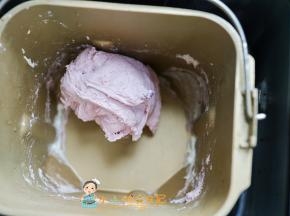 20分钟揉好是这样光滑的面团，我们在揉面的同时去处理夹馅