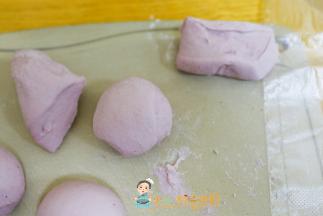 面团分割成5份，大概是62克一个。