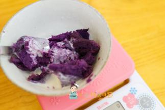 把煮熟的紫薯加入一些酸奶，把它混合搅拌一下，千万不要加太多，不然很粘。