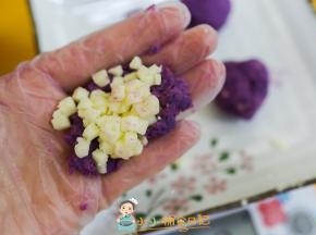 一岁以上的孩子可以加入一些奶酪，如果你能找到高钙低钠的原制奶酪也可以给10个月的孩子吃。一个馅20g