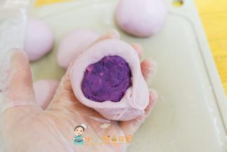 把面团整形好，然后压扁放入一个线，把它包包子一样包好。