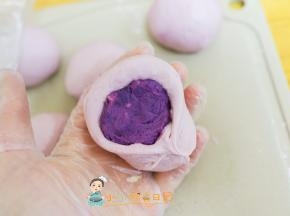 把面团整形好，然后压扁放入一个线，把它包包子一样包好。