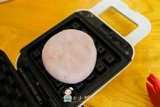 三明治机预热放入面包