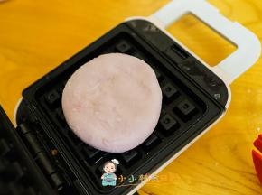 三明治机预热放入面包