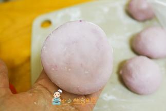 把这个面团给它压扁。