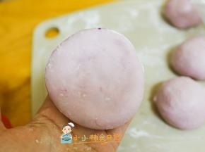 把这个面团给它压扁。