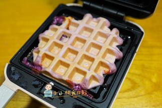 盖上机器大概3~4分钟就可以做好了，千万不要使劲的往下压，这样会把馅给挤出来的。