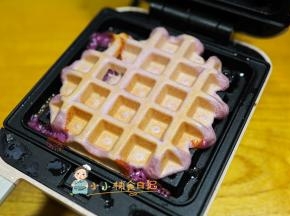 盖上机器大概3~4分钟就可以做好了，千万不要使劲的往下压，这样会把馅给挤出来的。