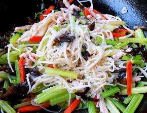 放入盐和味精翻炒均匀入味