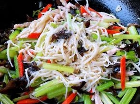 放入盐和味精翻炒均匀入味