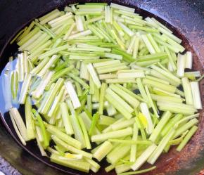 芹菜摘好洗净放入开水中焯水断生即可立即放入冷水中过凉沥干水份