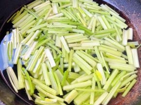 芹菜摘好洗净放入开水中焯水断生即可立即放入冷水中过凉沥干水份