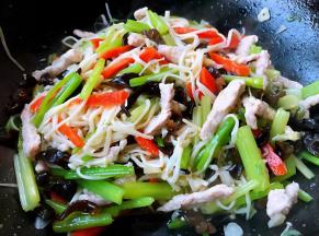 这道美味要大火快速翻炒均匀即可出锅享用不要炒时间过长营养易流失还影响口感