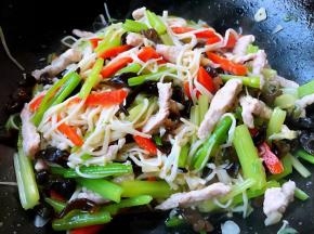 这道美味要大火快速翻炒均匀即可出锅享用不要炒时间过长营养易流失还影响口感