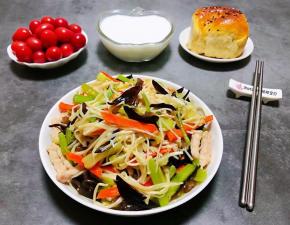 鲜猪肉炒芹菜木耳金针菇胡萝卜装入盘中搭配面包、牛奶、圣女果一起吃营养超级丰富