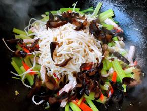 放入木耳和金针菇