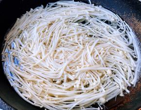 金针菇切去根部摘成一根根独立的洗净放入开水中焯水时间不要过长刚刚变色变软即可