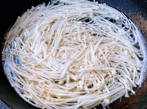 金针菇切去根部摘成一根根独立的洗净放入开水中焯水时间不要过长刚刚变色变软即可