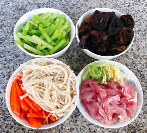 金针菇、芹菜、木耳焯好水，鲜猪肉和胡萝卜切丝，葱姜蒜切好备用