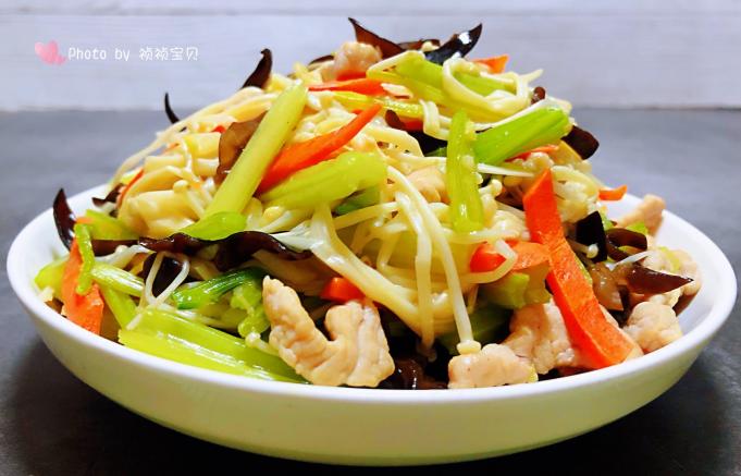 芹菜炒金针菇木耳胡萝卜