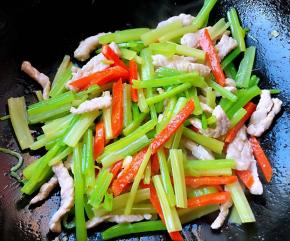 放入芹菜大火快速翻炒均匀