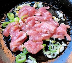 锅中倒入底油加热放入葱姜蒜爆香放入鲜猪肉丝翻炒至变色