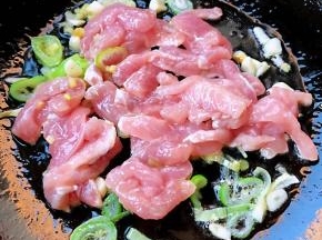 锅中倒入底油加热放入葱姜蒜爆香放入鲜猪肉丝翻炒至变色