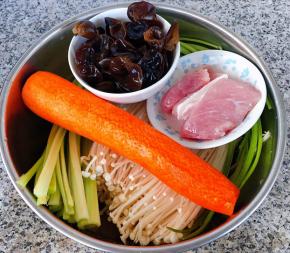 准备原材料芹菜、木耳、胡萝卜、金针菇、鲜猪肉