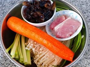 准备原材料芹菜、木耳、胡萝卜、金针菇、鲜猪肉