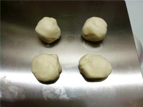 将醒好的面团分成8份。这是一半的量。