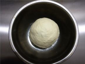 面粉、盐、油和水揉成光滑的面团，不粘手，比耳垂稍微软一点点。然后盖上醒一小时。