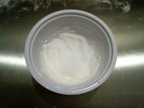 将玉米淀粉和砂糖混合均匀。糖烤化了会成液体状，玉米淀粉可以让糖保持干爽。不喜欢甜味的可以换成椒盐等。