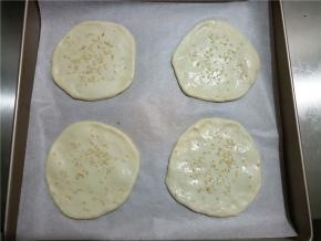 将做好的饼胚放入烤盘。烤箱220度预热10分钟。