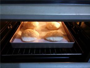 烤盘放烤箱中层或中下层，具体时间各人烤箱不一样，烤至烧饼鼓起，表面微焦就可以了。