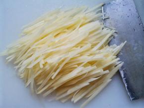 土豆去皮切成很细的丝，