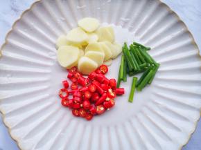 小米椒葱蒜切好。