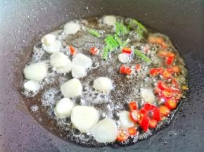 热锅热油，小火爆香葱蒜小米椒，