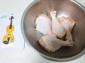 1.鸡腿泡去血水，洗净，放盆里，用烤针或者牙签转圈扎洞易入味，准备好烤肉料