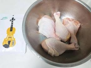 1.鸡腿泡去血水，洗净，放盆里，用烤针或者牙签转圈扎洞易入味，准备好烤肉料