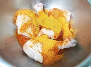 3.加水拌匀腌制