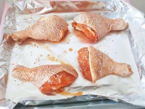 5.预热烤箱200度五分钟以上，同时烤盘上铺锡纸，把鸡腿放烤盘上